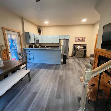 Smokey Mountain Retreat, New Hot Tub, Game Room, Sleeps 8!-3